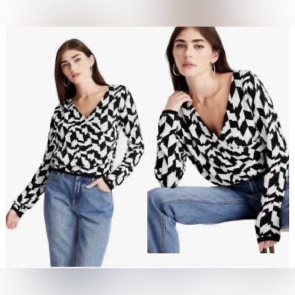 Future Collective Women's Asymmetrical V-Neck Pullover Crop Sweater Sz 3x Black - Picture 2 of 7